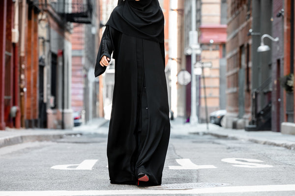 The Beauty of the Classic Black Abaya